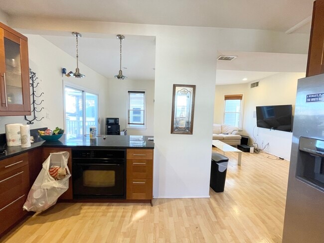 7 Iroquois St, Unit 3 in Boston, MA - Foto de edificio - Building Photo