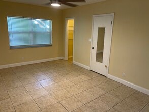 300 SW 16th Ct, Unit #2 in Fort Lauderdale, FL - Foto de edificio - Building Photo