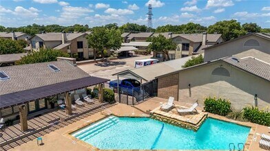 324 W Harwood Rd in Hurst, TX - Foto de edificio - Building Photo