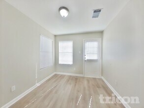 614 Harpswell Ln in Houston, TX - Foto de edificio - Building Photo