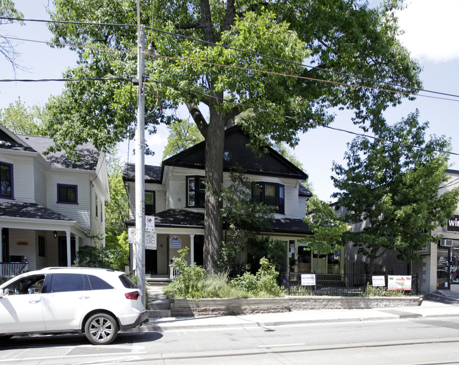 2204 Queen St E in Toronto, ON - Building Photo