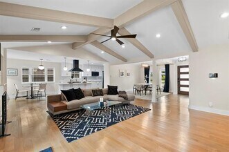 6330 E Lovers Ln in Dallas, TX - Building Photo - Building Photo