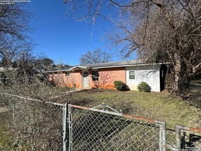 645 Montague Dr, Unit KB5 in Bandera, TX - Building Photo - Building Photo