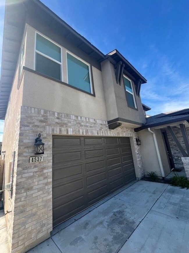 4537 S Ernest St in Visalia, CA - Building Photo - Building Photo