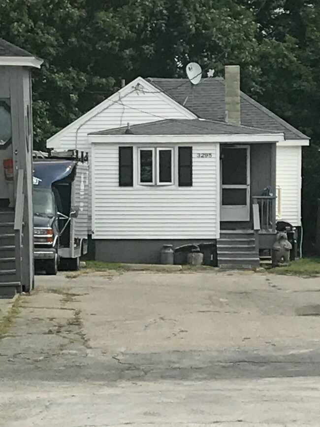 3299 E Main Rd in Portsmouth, RI - Building Photo - Building Photo