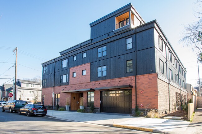 The Garthwick Apartments BT-3215 in Portland, OR - Building Photo - Building Photo