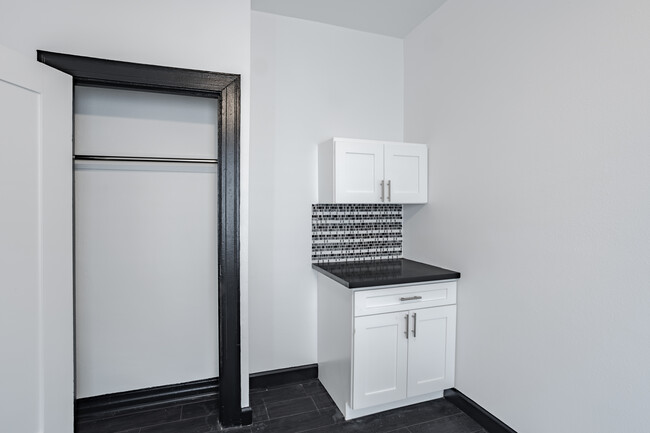 St. Moritz Apartments LLC in Los Angeles, CA - Foto de edificio - Interior Photo