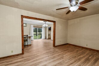 2744 W Sylvia Ct in Springfield, MO - Building Photo - Building Photo