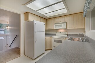 707 216th Pl NE in Sammamish, WA - Foto de edificio - Building Photo