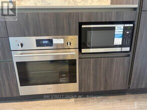 8 Interchange Wy in Vaughan, ON - Building Photo - Building Photo