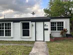 1795 NE 175th St in North Miami Beach, FL - Building Photo - Building Photo