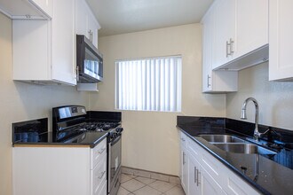 Diplomat South Apartments in Torrance, CA - Building Photo - Interior Photo