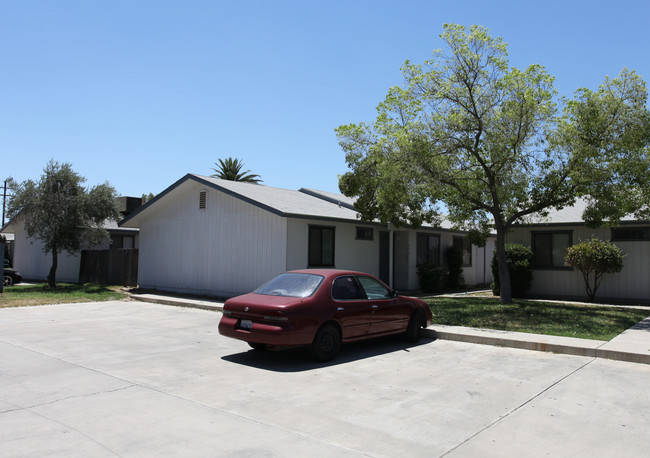 942 W 7th St in Hanford, CA - Building Photo - Building Photo