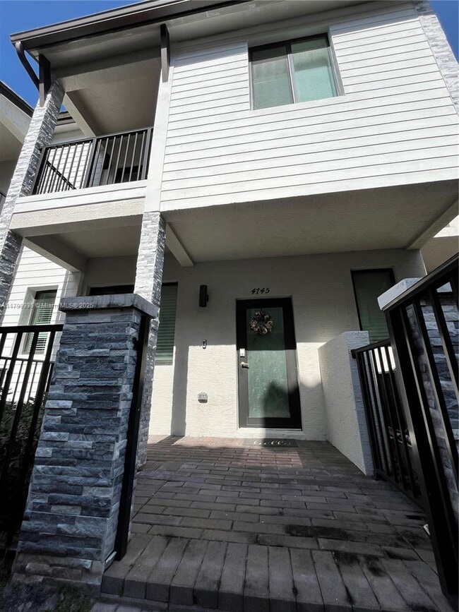 4745 NW 83rd Pkwy in Doral, FL - Building Photo - Building Photo