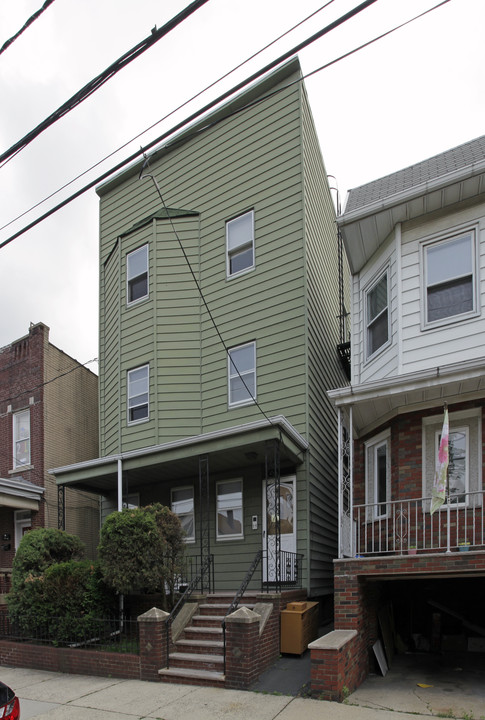 40 E 15th St in Bayonne, NJ - Building Photo