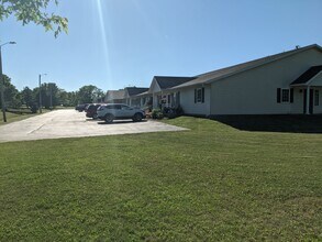 700 N Runkle St in Hanna City, IL - Foto de edificio - Building Photo