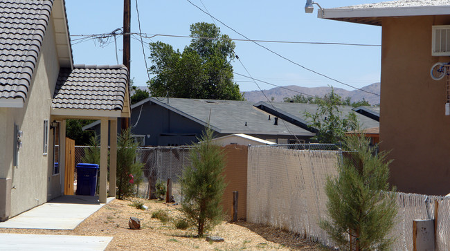 Serrano Road in Apple Valley, CA - Foto de edificio - Building Photo