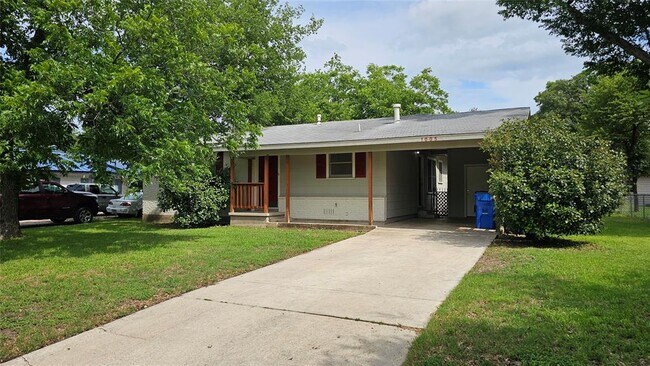 1005 Cecelia St in Taylor, TX - Building Photo - Building Photo
