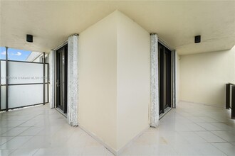 1623 Collins Ave, Unit PH1014 in Miami Beach, FL - Building Photo - Building Photo