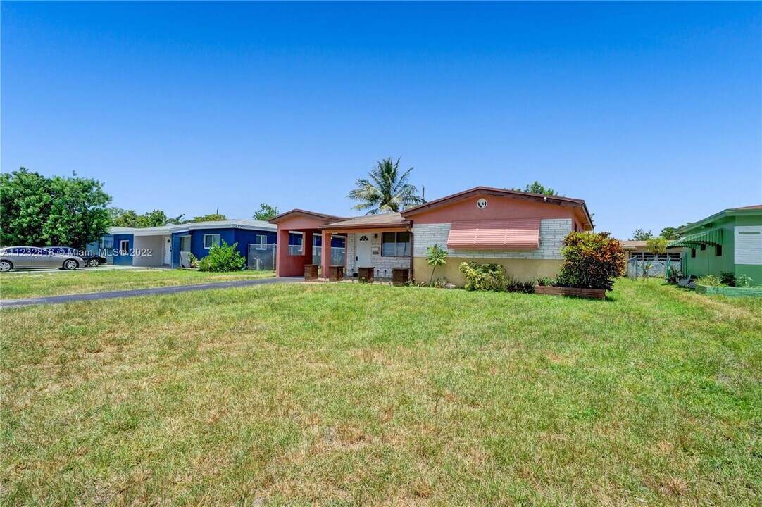 2331 Arcadia Dr in Miramar, FL - Building Photo