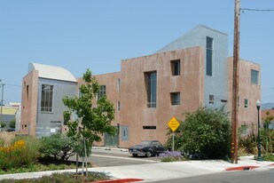 6450-6490 Doyle St in Emeryville, CA - Building Photo