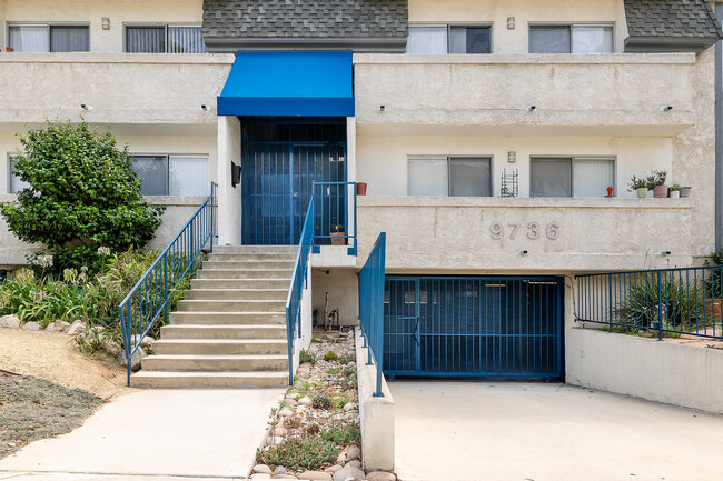 9736 Charnock Ave in Los Angeles, CA - Foto de edificio - Building Photo