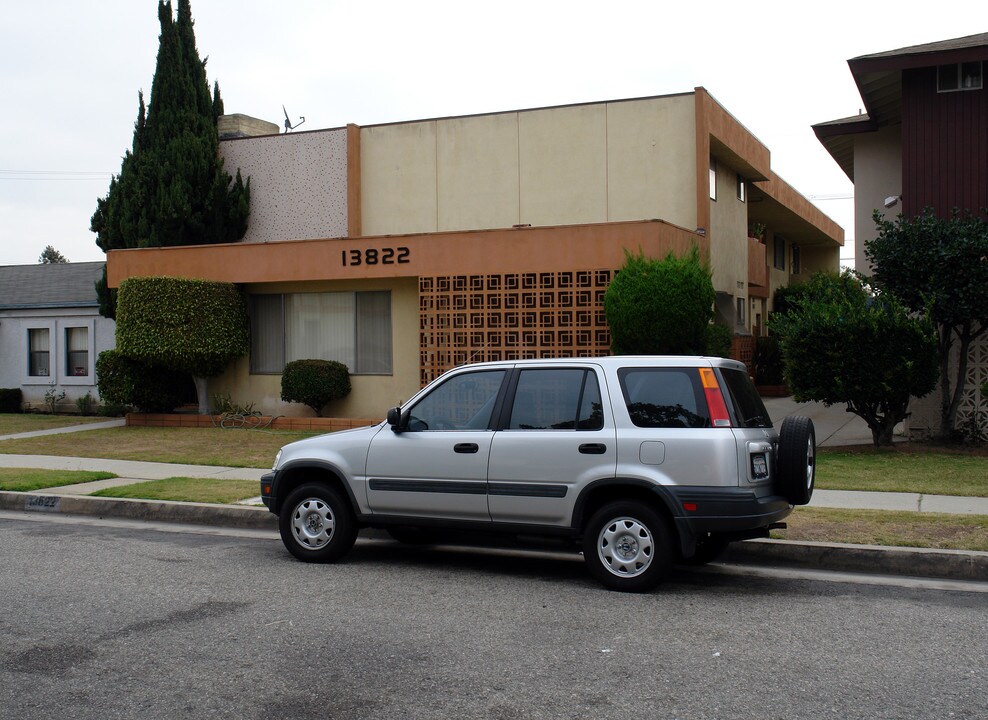 13822 Hawthorne Way in Hawthorne, CA - Building Photo