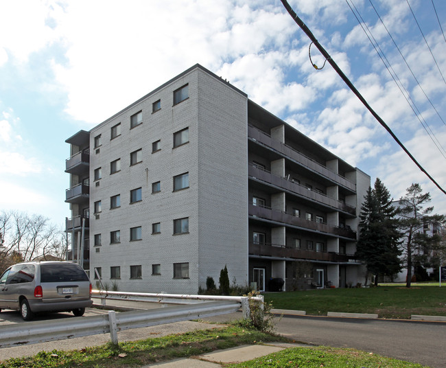 The Manor in Oshawa, ON - Building Photo - Building Photo