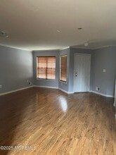 131 Murray Dr in Old Bridge, NJ - Foto de edificio - Building Photo