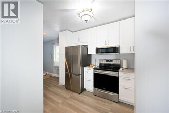 8 Buss Ct in Thorold, ON - Building Photo - Building Photo