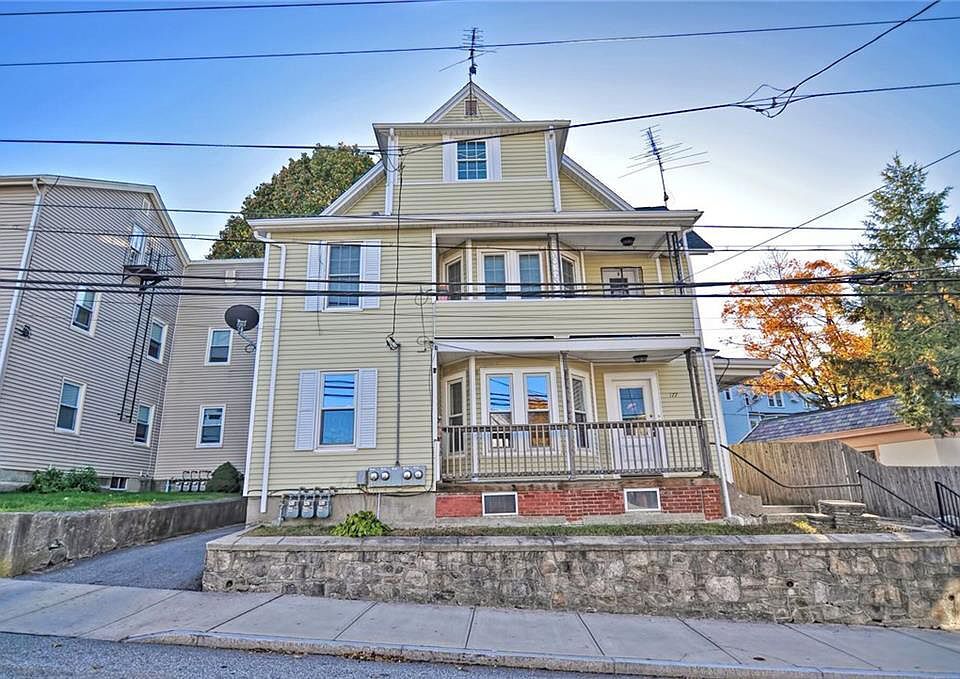 177 Logee St, Unit 2nd Floor in Woonsocket, RI - Foto de edificio