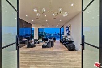 920 Linda Flora Dr in Los Angeles, CA - Building Photo - Building Photo