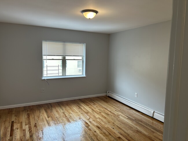 214 Beach 91st St, Unit 3 in Queens, NY - Building Photo - Building Photo