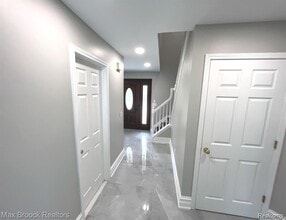 7980 Billingham Rd in West Bloomfield Township, MI - Building Photo - Building Photo