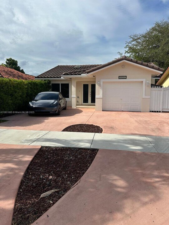 14241 SW 102nd St in Miami, FL - Building Photo
