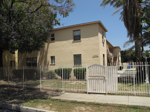 17025 Vanowen St in Van Nuys, CA - Building Photo - Building Photo