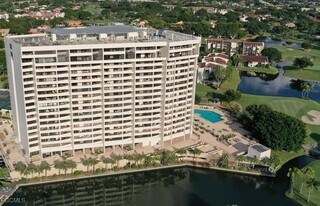 5260 S Landings Dr in Ft. Myers, FL - Building Photo