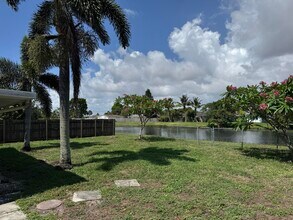 8095 E St John Ave in Boynton Beach, FL - Foto de edificio - Building Photo