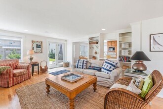2188 Ocean Blvd in Rye, NH - Foto de edificio - Building Photo