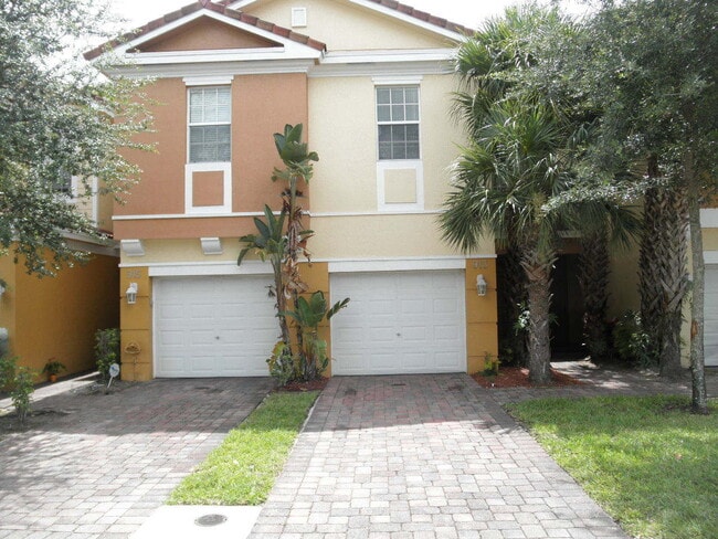 property at 913 Pipers Cay Dr