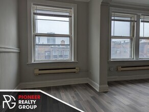 429 W Roscoe St, Unit 425-104 in Chicago, IL - Foto de edificio - Building Photo