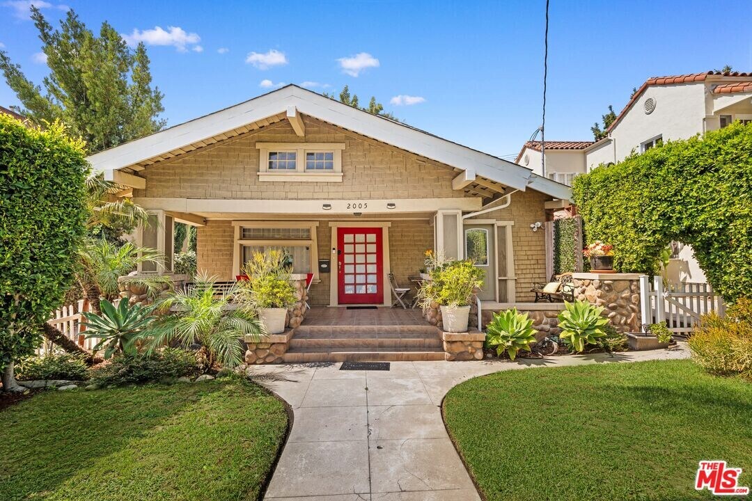 2005 Beachwood Dr in Los Angeles, CA - Building Photo