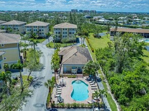 10031 Lake Cove Dr in Ft. Myers, FL - Building Photo - Building Photo