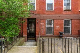 132 Kent St in Brooklyn, NY - Building Photo - Building Photo