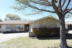 8945 Flicker Ln in Dallas, TX - Building Photo
