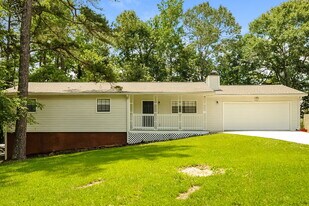 561 Carithers Rd in Lawrenceville, GA - Building Photo