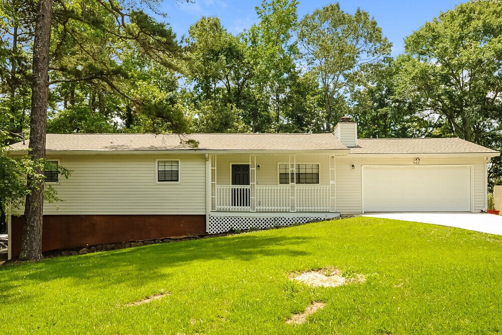 561 Carithers Rd in Lawrenceville, GA - Building Photo