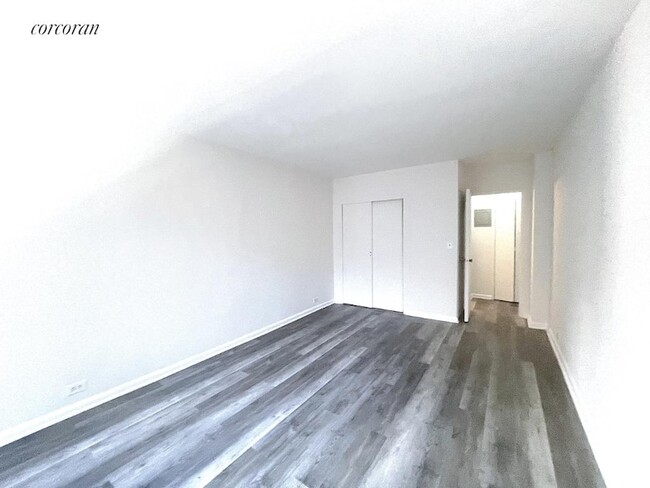 77 W 55th St, Unit 16F in New York, NY - Building Photo - Building Photo