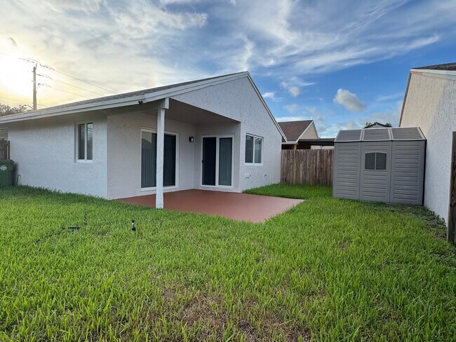 961 SW 112th Ave in Pembroke Pines, FL - Foto de edificio - Building Photo