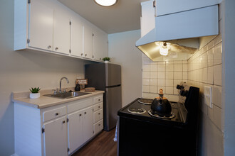 Coral Gardens Apartments in Hayward, CA - Building Photo - Interior Photo